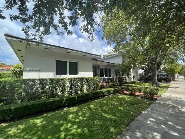 3 bedroom 3 bath Residential Lease for rent at 2728 Kirk St, Miami FL 33133