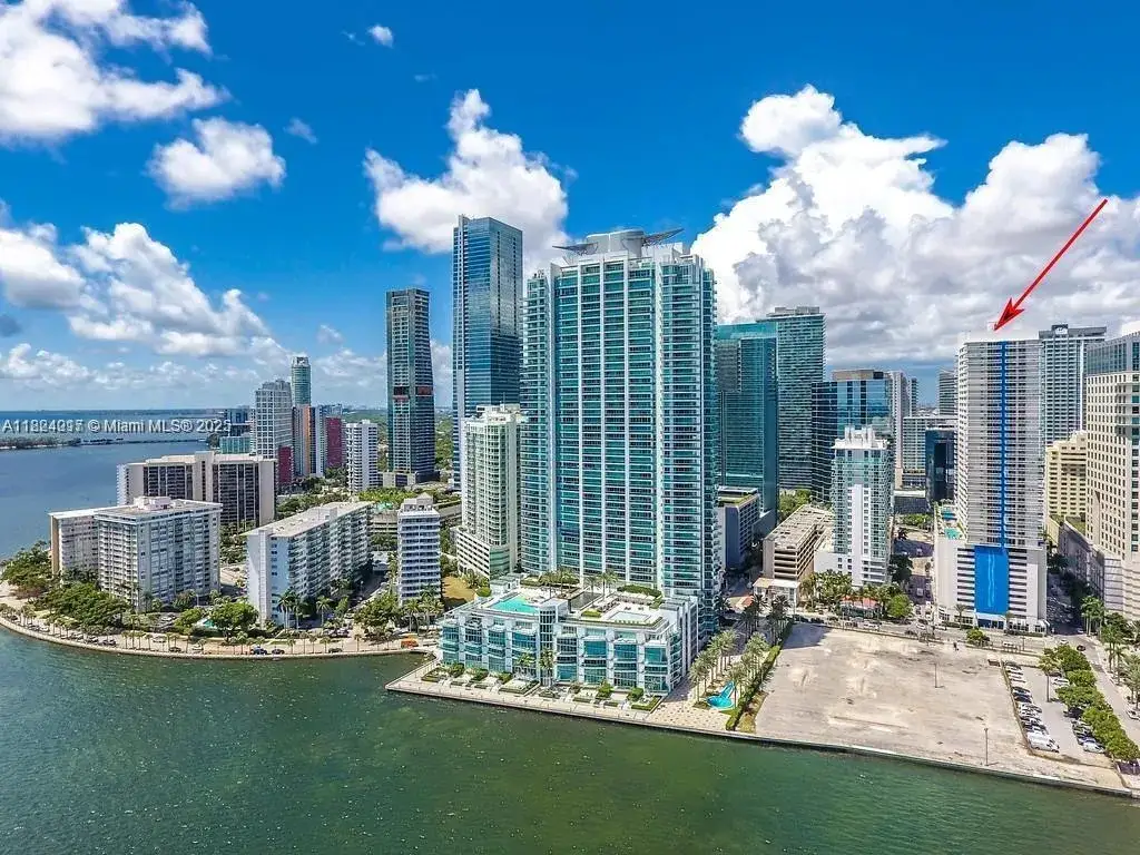 1 bedroom 1 bath Residential for sale at 1200 Brickell Bay Dr # 1518, Miami FL 33131