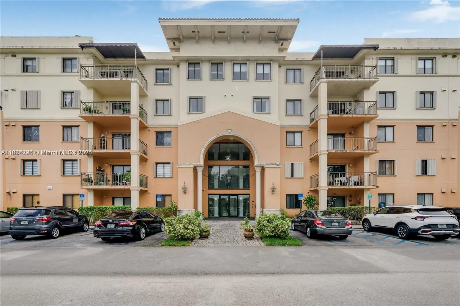 3 bedroom 2 bath Residential for sale at 9340 Fontainebleau Blvd # 313, Miami FL 33172