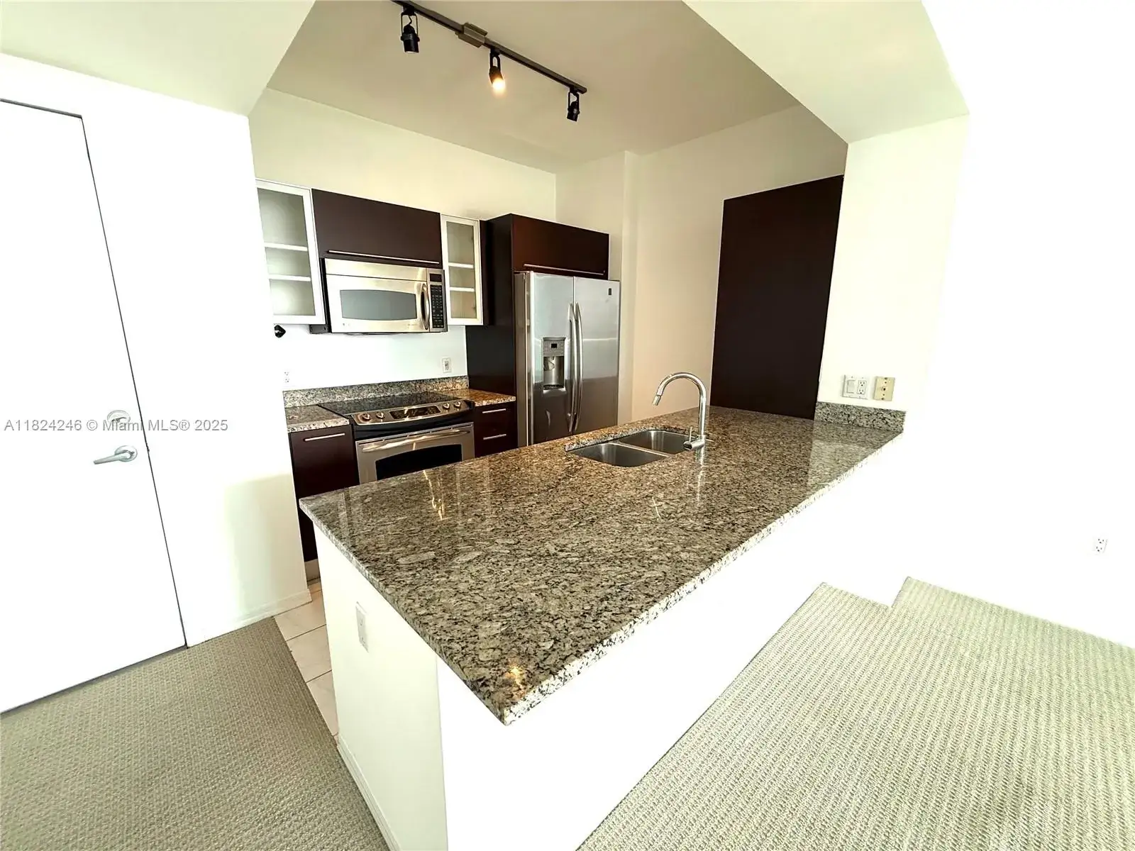 1 bedroom 1 bath Residential for sale at 951 Brickell Ave # 3703, Miami FL 33131