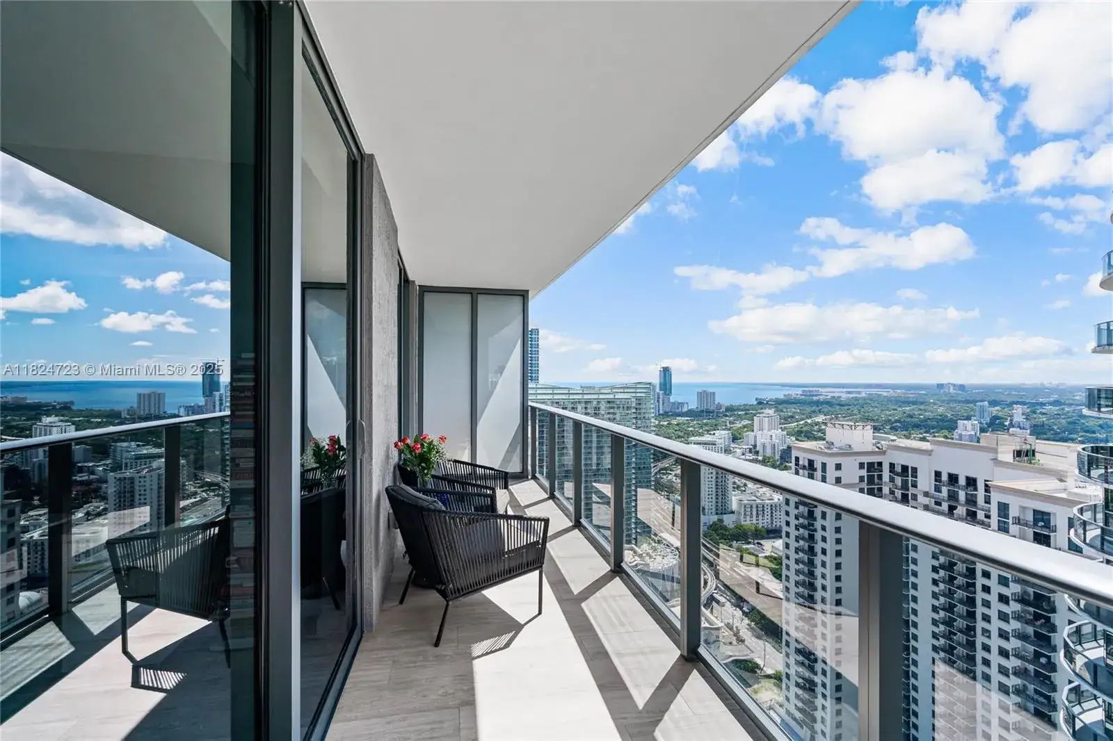1 bedroom 1 bath Residential for sale at 45 SW 9th St # 4007, Miami FL 33130