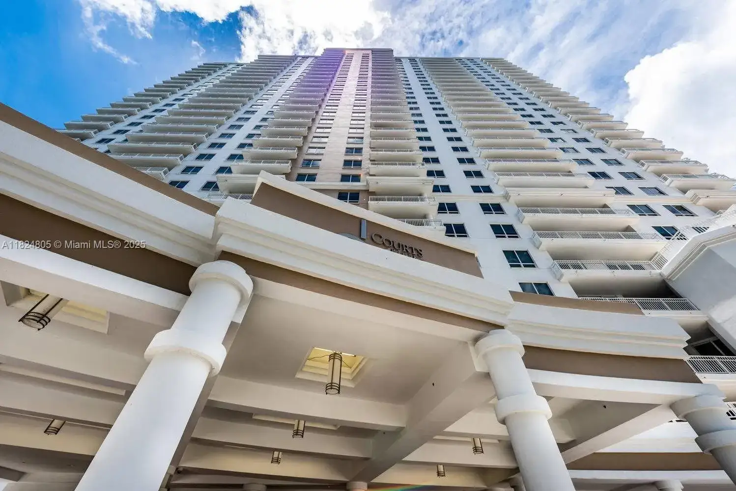 1 bedroom 1 bath Residential Lease for rent at 801 Brickell Key Blvd # 807, Miami FL 33131