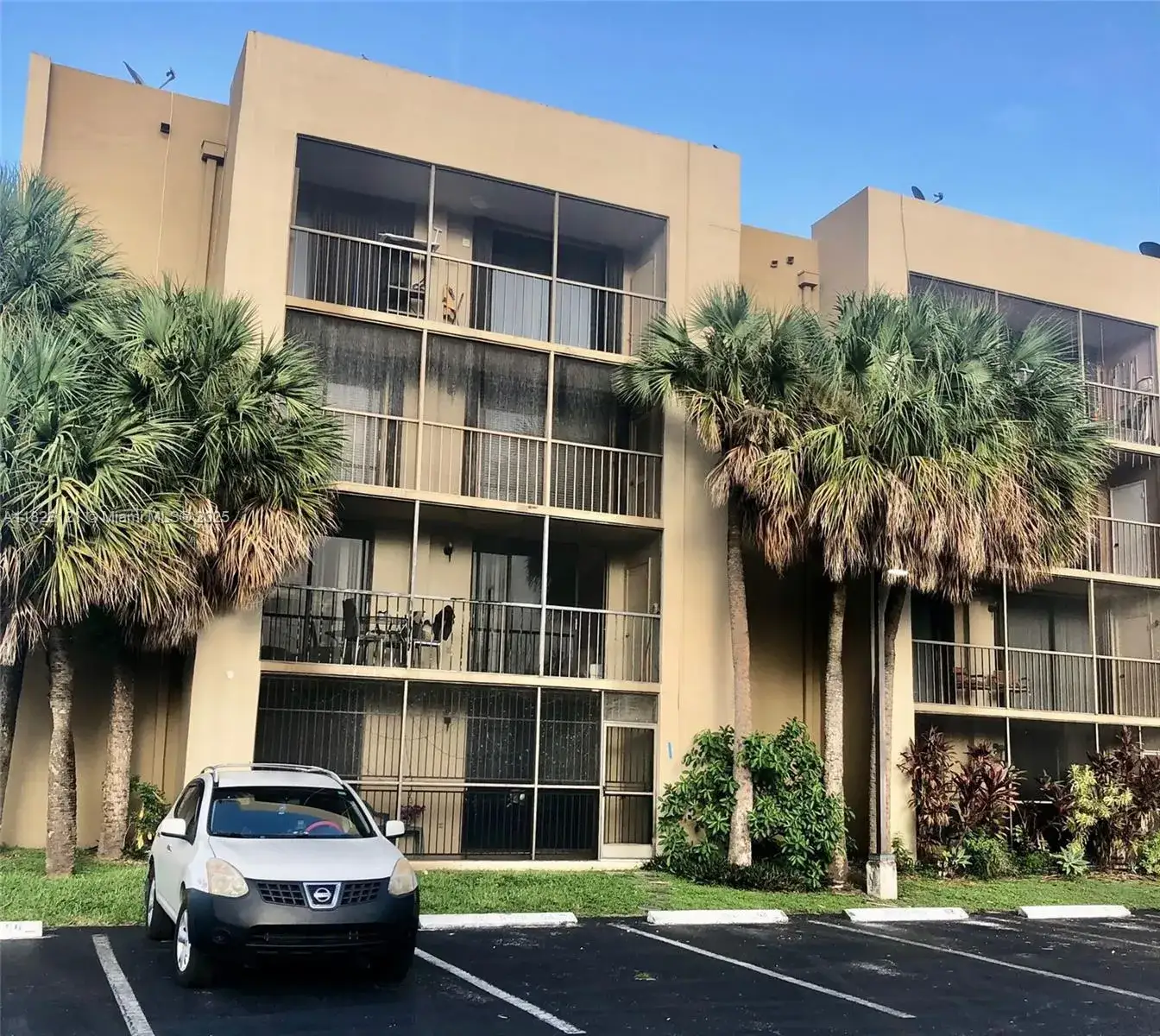 1 bedroom 1 bath Residential Lease for rent at 8615 NW 8th St # 321, Miami FL 33126