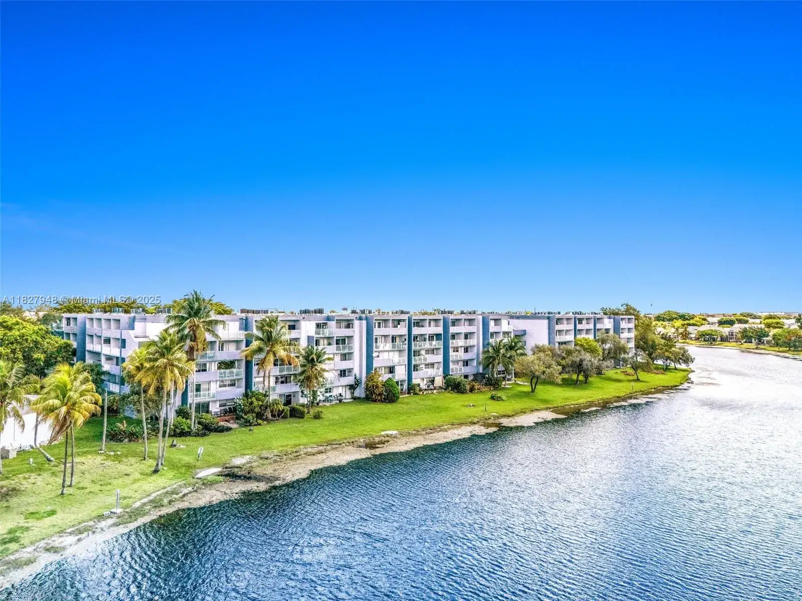 1 bedroom 1 bath Residential for sale at 9357 Fontainebleau Blvd # 207D, Miami FL 33172