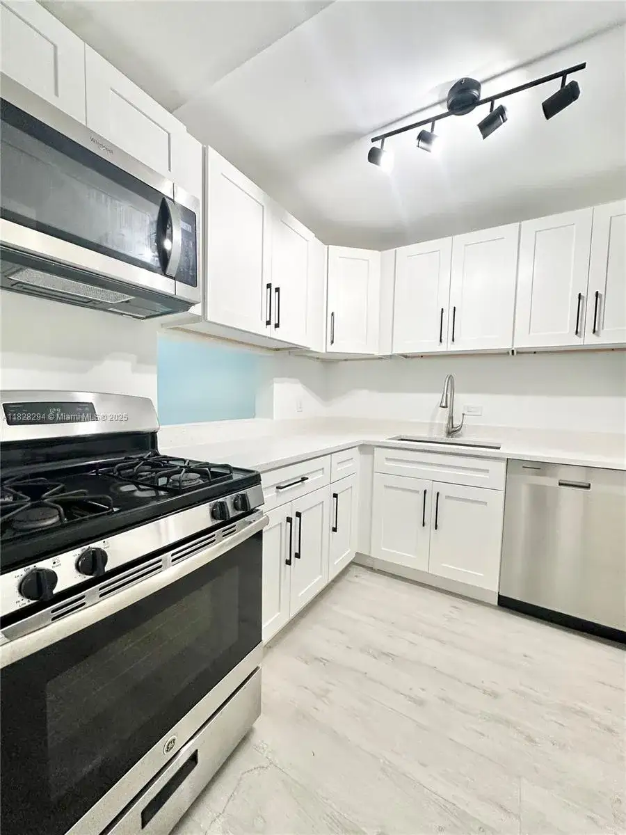 2 bedroom 1 bath Residential Lease for rent at 6890 N Kendall Dr # B204, Pinecrest FL 33156