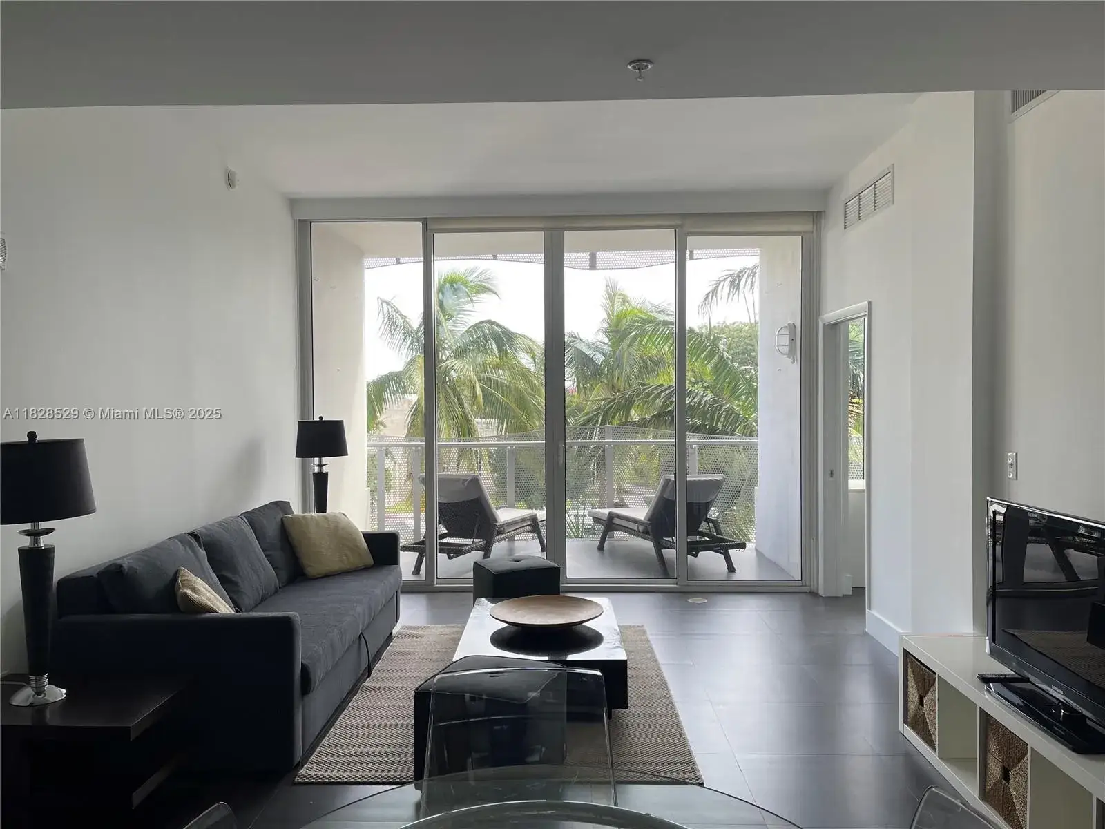 1 bedroom 1 bath Residential Lease for rent at 2100 Park Ave # 305, Miami Beach FL 33139