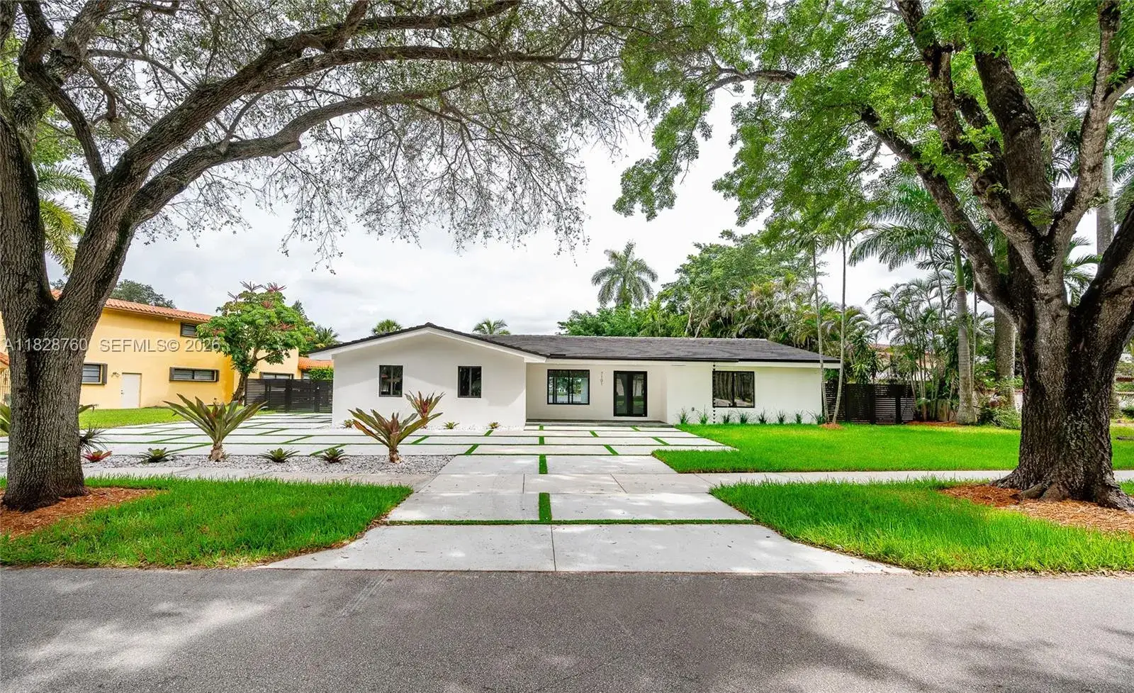 4 bedroom 4 bath Residential for sale at 7101 E Troon Cir, Miami Lakes FL 33014