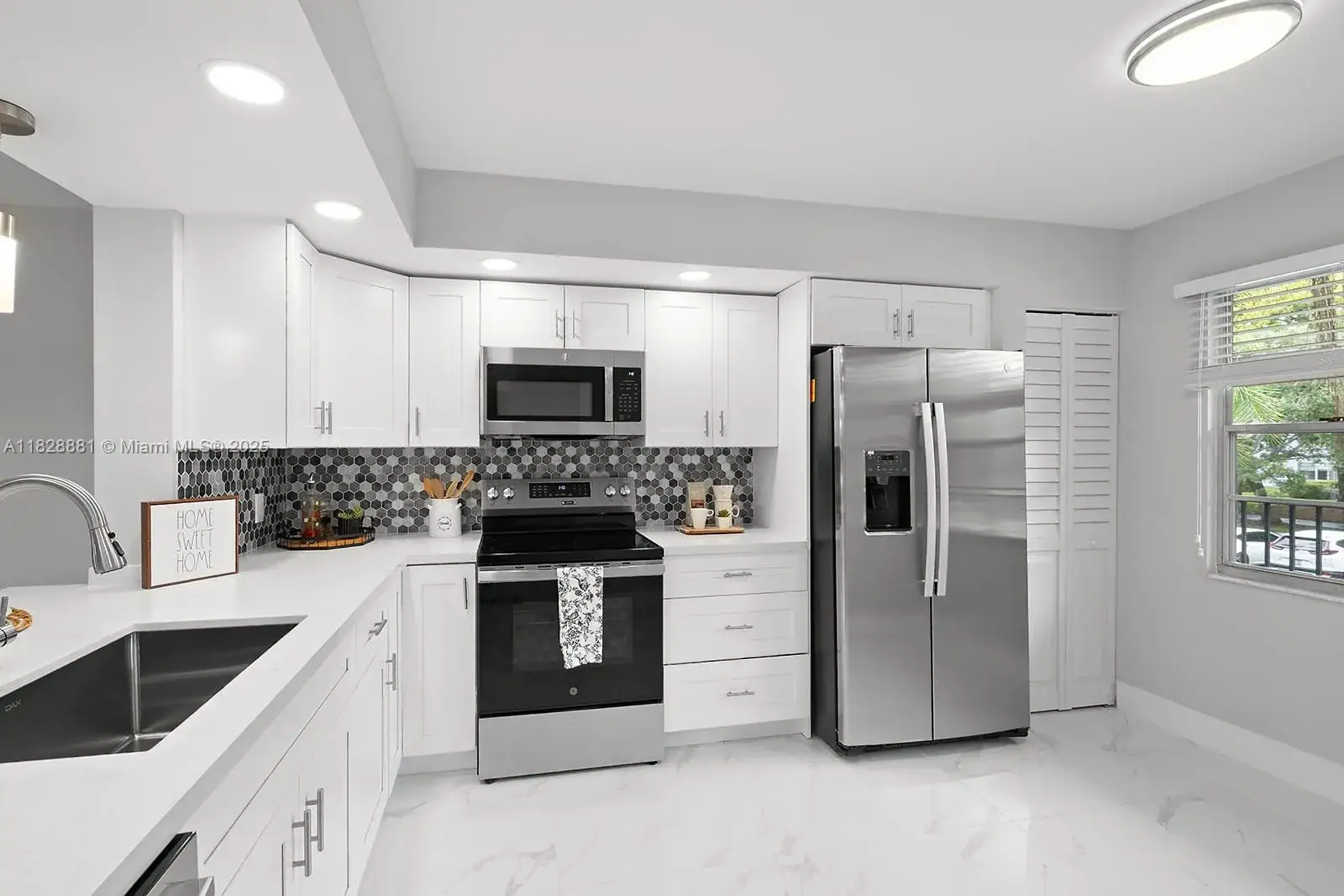 2 bedroom 2 bath Residential for sale at 12500 SW 6th St # 206N, Pembroke Pines FL 33027