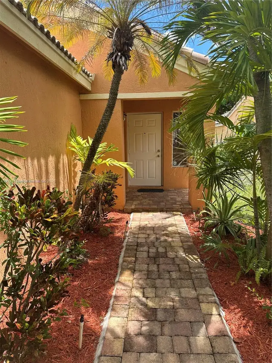 3 bedroom 2 bath Residential Lease for rent at 4025 Pine Ridge Ln # 4025, Weston FL 33331