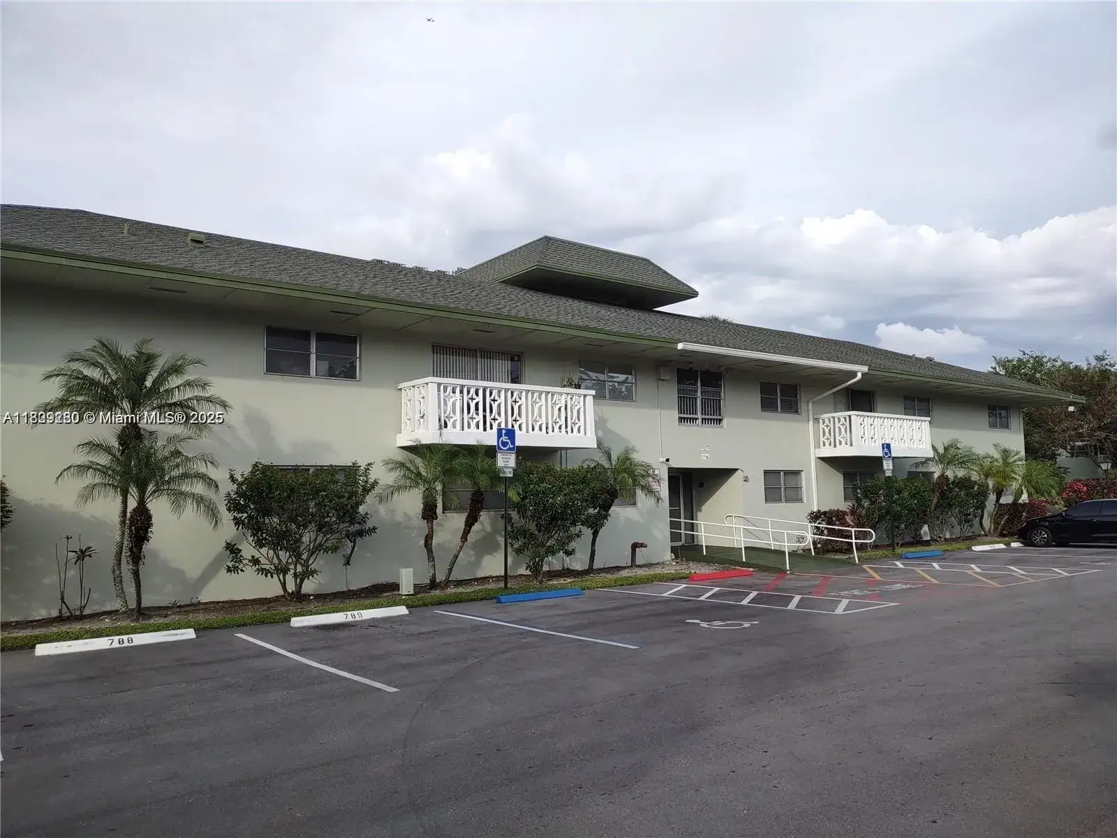 2 bedroom 1 bath Residential Lease for rent at 4200 NW 3rd Ct # 308, Plantation FL 33317