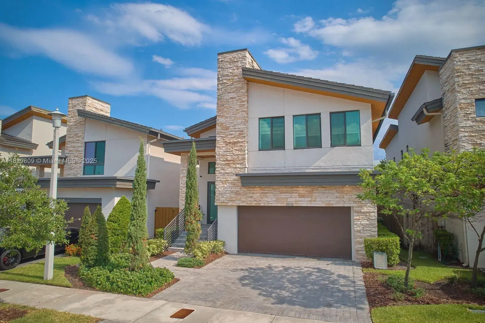 4 bedroom 3 bath Residential for sale at 10218 NW 76th Ter, Doral FL 33178