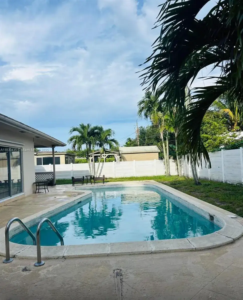 3 bedroom 3 bath Residential for sale at 6790 SW 10th Ct, Pembroke Pines FL 33023