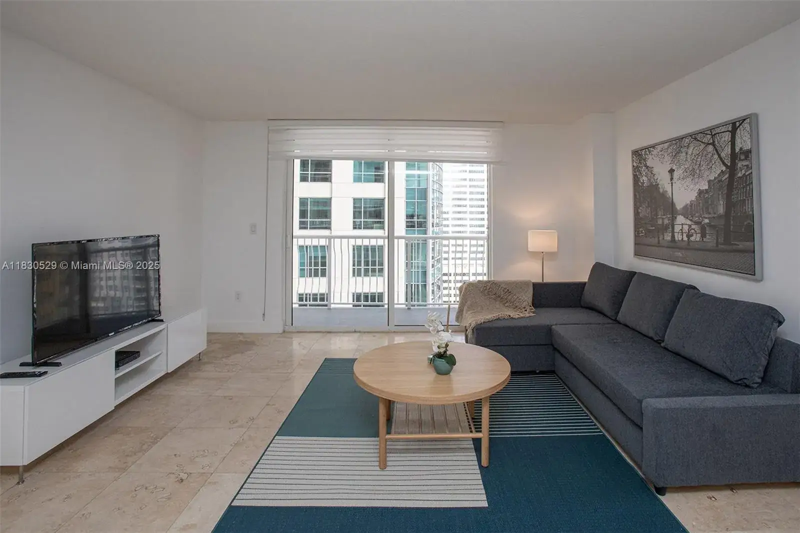 1 bedroom 1 bath Residential Lease for rent at 1200 Brickell Bay Dr # 2704, Miami FL 33131