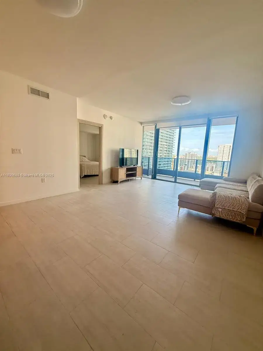 1 bedroom 1 bath Residential for sale at 1000 Brickell Plz # 2008, Miami FL 33131