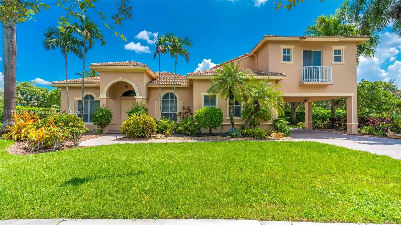 6 bedroom 5 bath Residential for sale at 3230 SW 139th Ter, Davie FL 33330