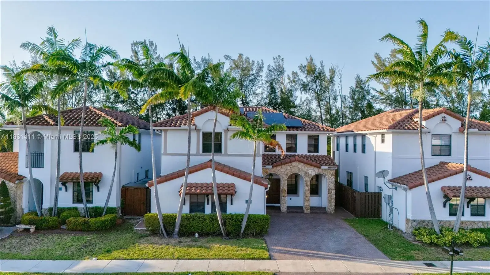 4 bedroom 3 bath Residential Lease for rent at 10371 NW 10th St, Miami FL 33172