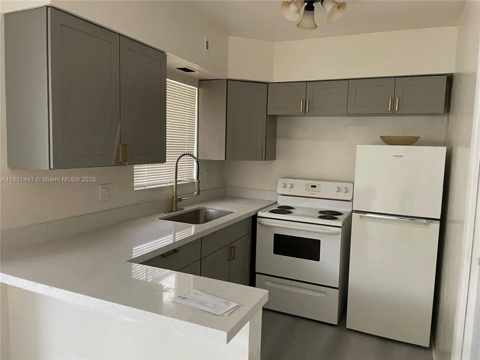 1 bedroom 1 bath Residential Lease for rent at 2450 Lincoln St # 3, Hollywood FL 33020