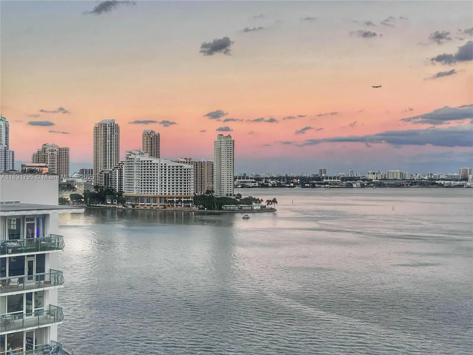 2 bedroom 2 bath Residential Lease for rent at 1420 Brickell Bay Dr, Miami FL 33131