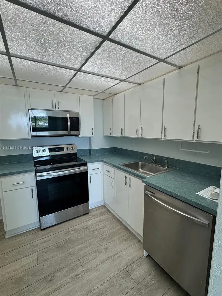 1 bedroom 1 bath Residential for sale at 9125 SW 77th Ave # 506, Miami FL 33156