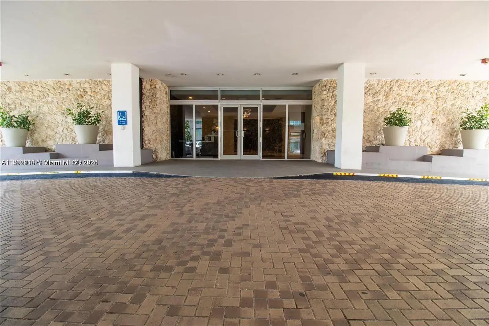 1 bedroom 2 bath Residential Lease for rent at 9225 Collins Ave # B, Surfside FL 33154