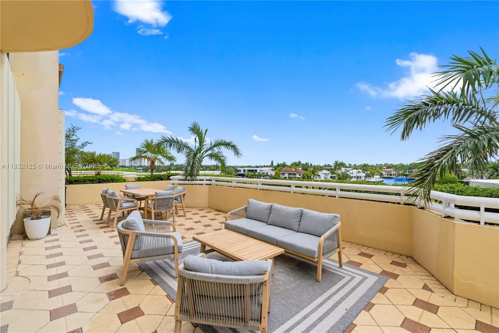 2 bedroom 2 bath Residential for sale at 20191 E Country Club Dr # 407, Aventura FL 33180