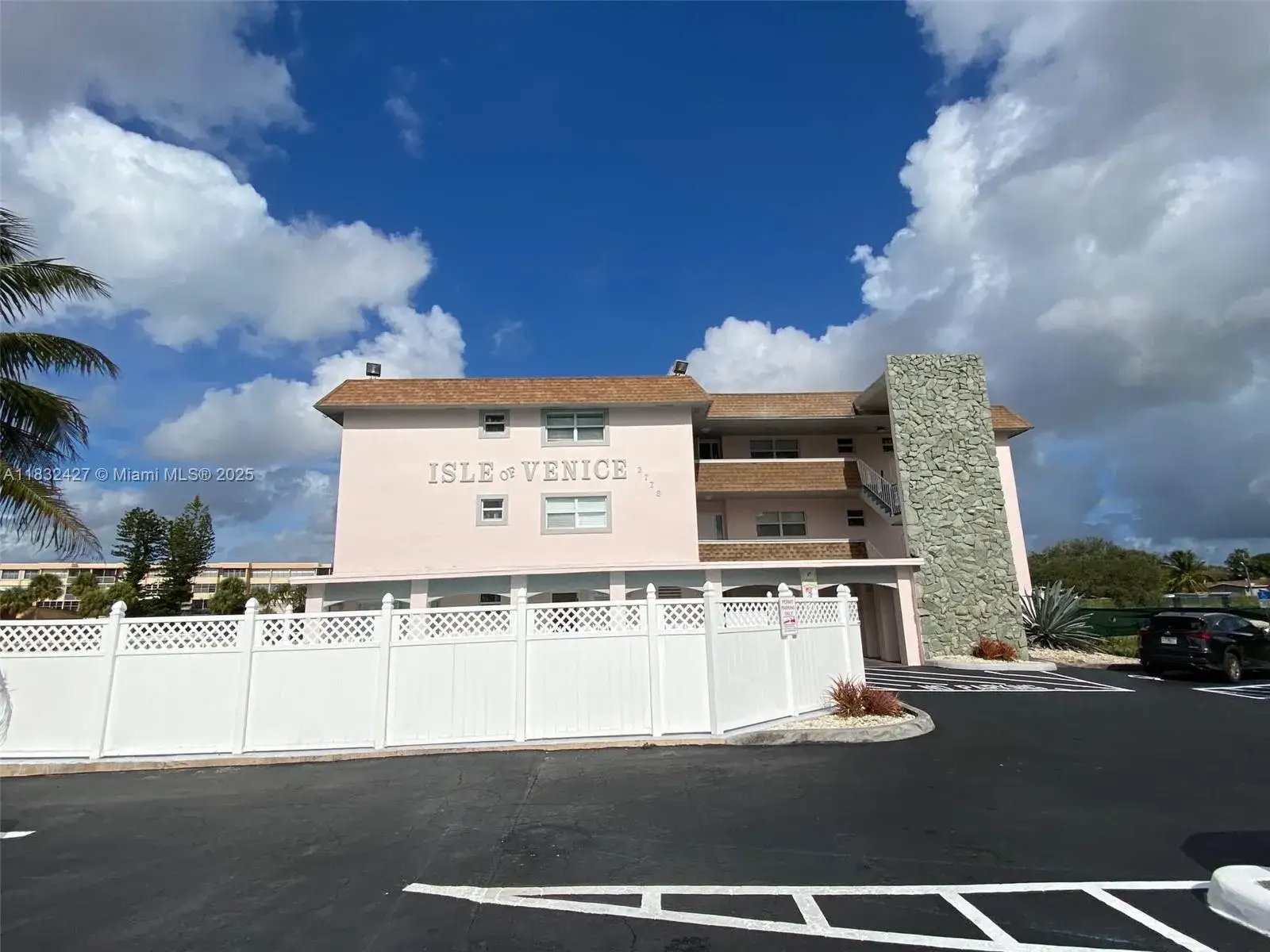 1 bedroom 1 bath Residential Lease for rent at 2775 Taft St # 307, Hollywood FL 33020