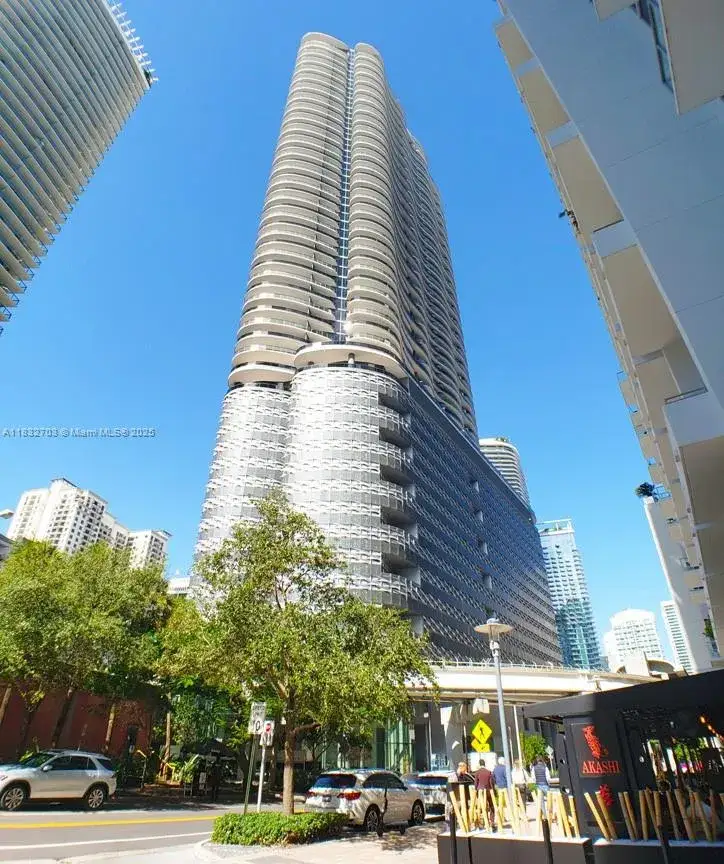 1 bedroom 1 bath Residential for sale at 1000 Brickell Plz # 3703, Miami FL 33131