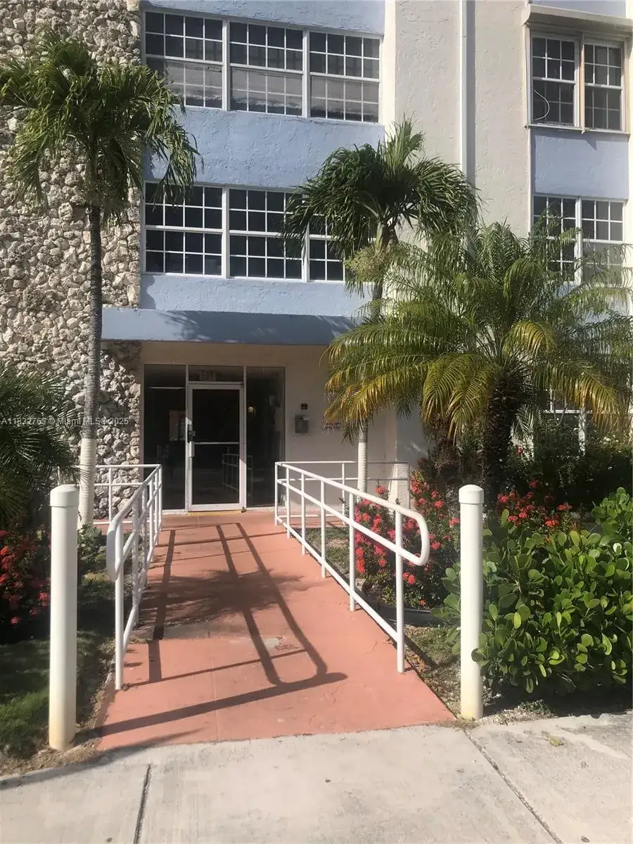 2 bedroom 1 bath Residential Lease for rent at 3551 SW 9th Ter # 206, Miami FL 33135