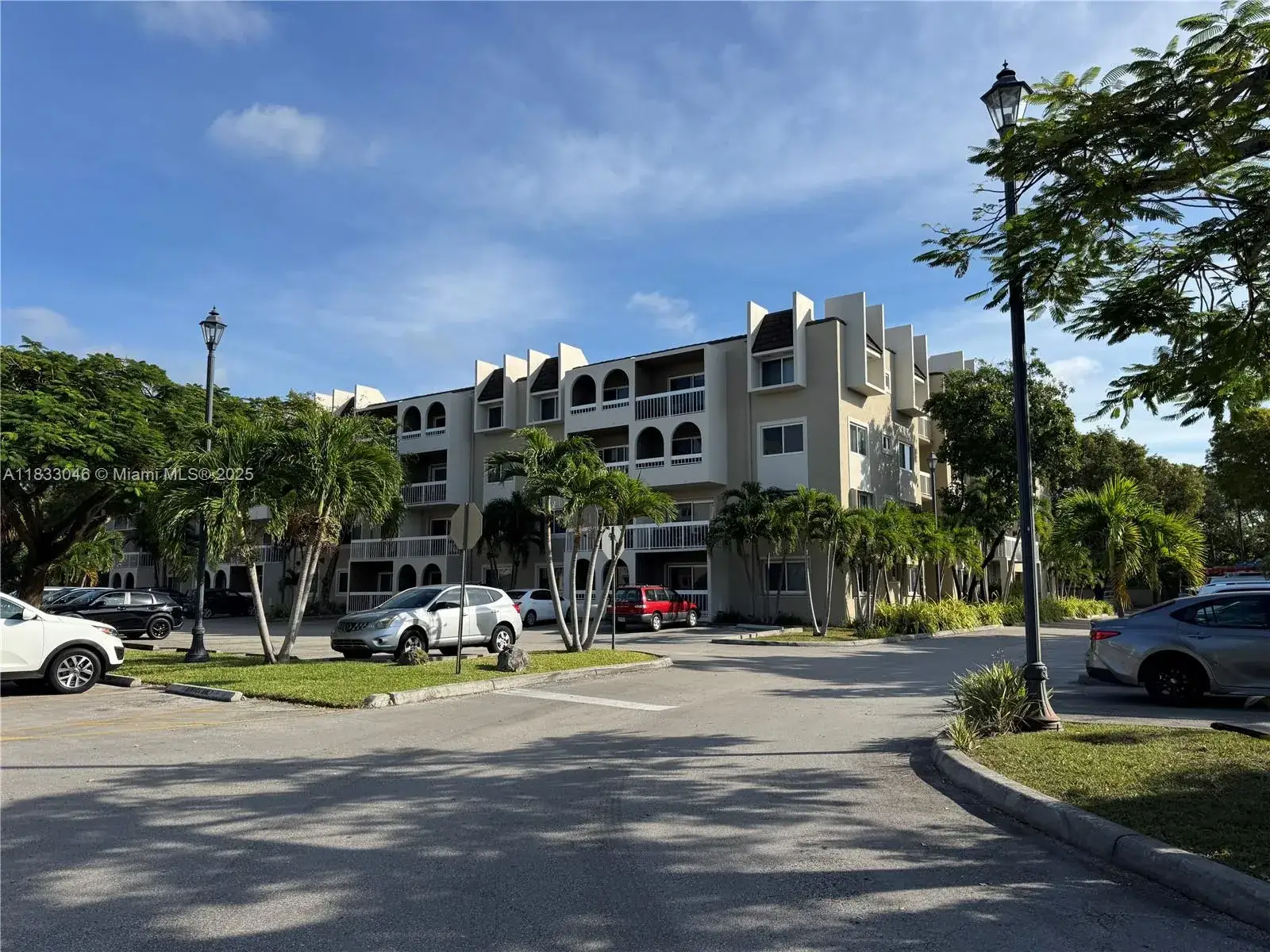 1 bedroom 1 bath Residential for sale at 7915 Camino Real # 302, Miami FL 33143