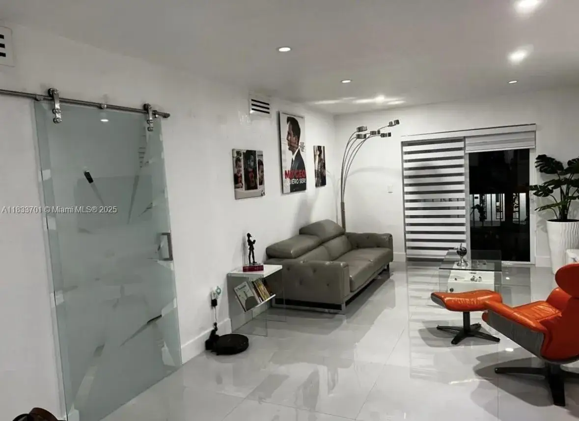 2 bedroom 1 bath Residential Lease for rent at 13920 Lake Placid Ct # B21, Miami Lakes FL 33014