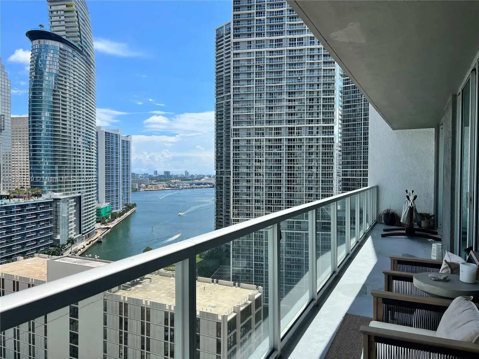 2 bedroom 2 bath Residential Lease for rent at 55 SE 6th St # 2305, Miami FL 33131
