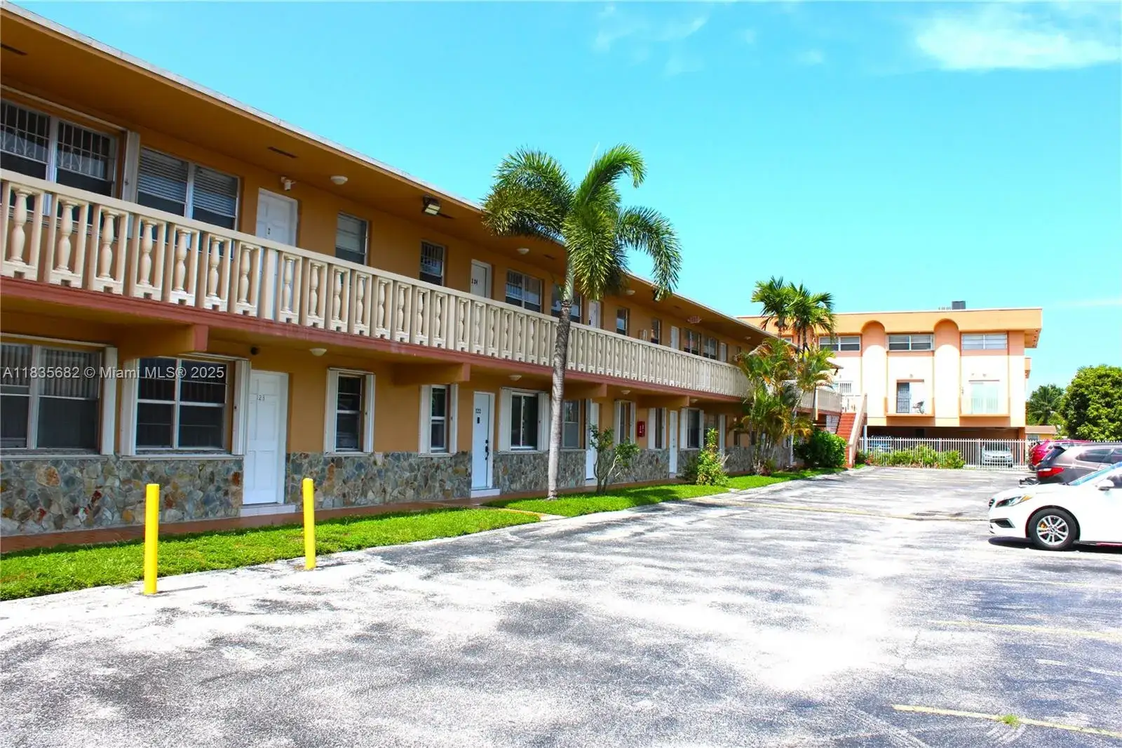 1 bedroom 1 bath Residential for sale at 1154 W 35th St # 221, Hialeah FL 33012