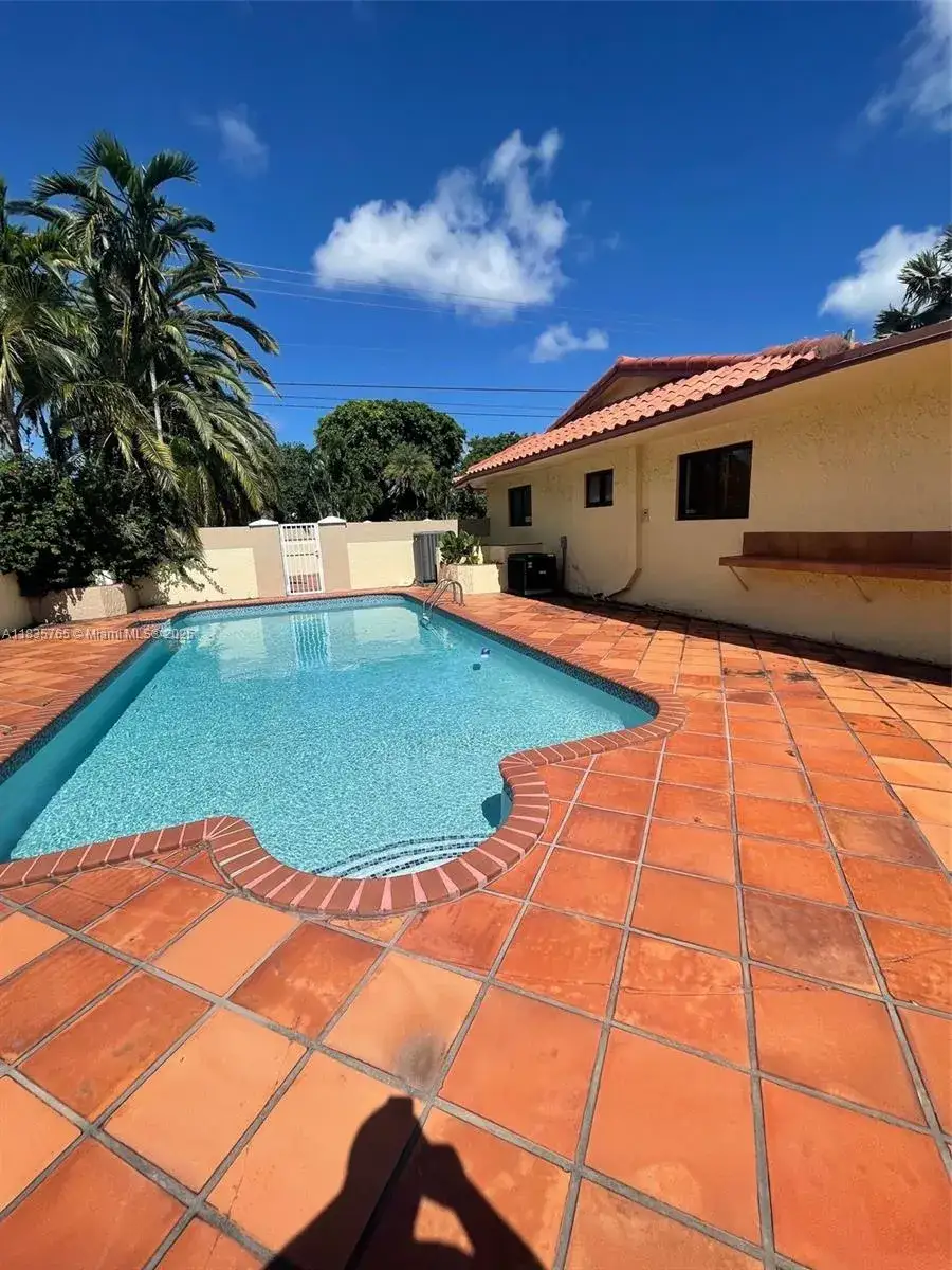 6 bedroom 4 bath Residential for sale at 5550 SW 87th Ave, Miami FL 33165