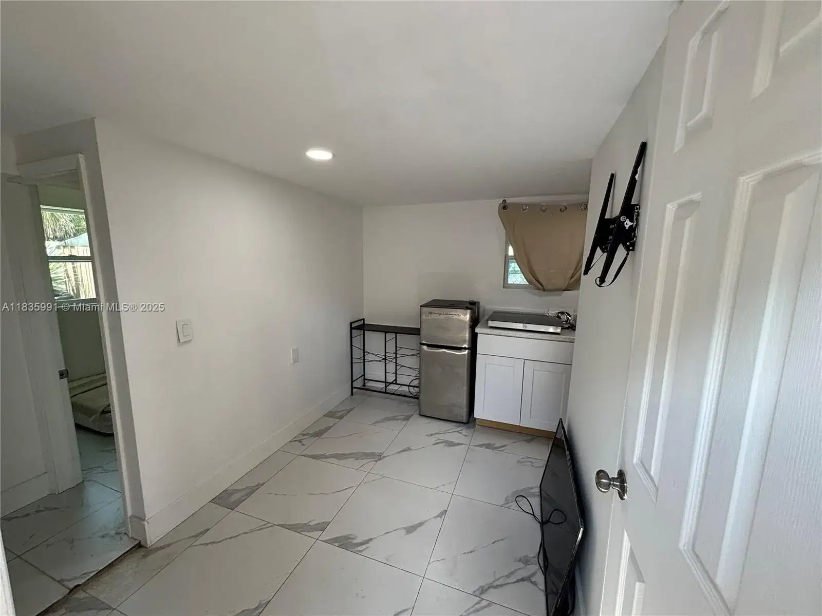 1 bedroom 1 bath Residential Lease for rent at 729 NW 19th Ave REAR, Fort Lauderdale FL 33311