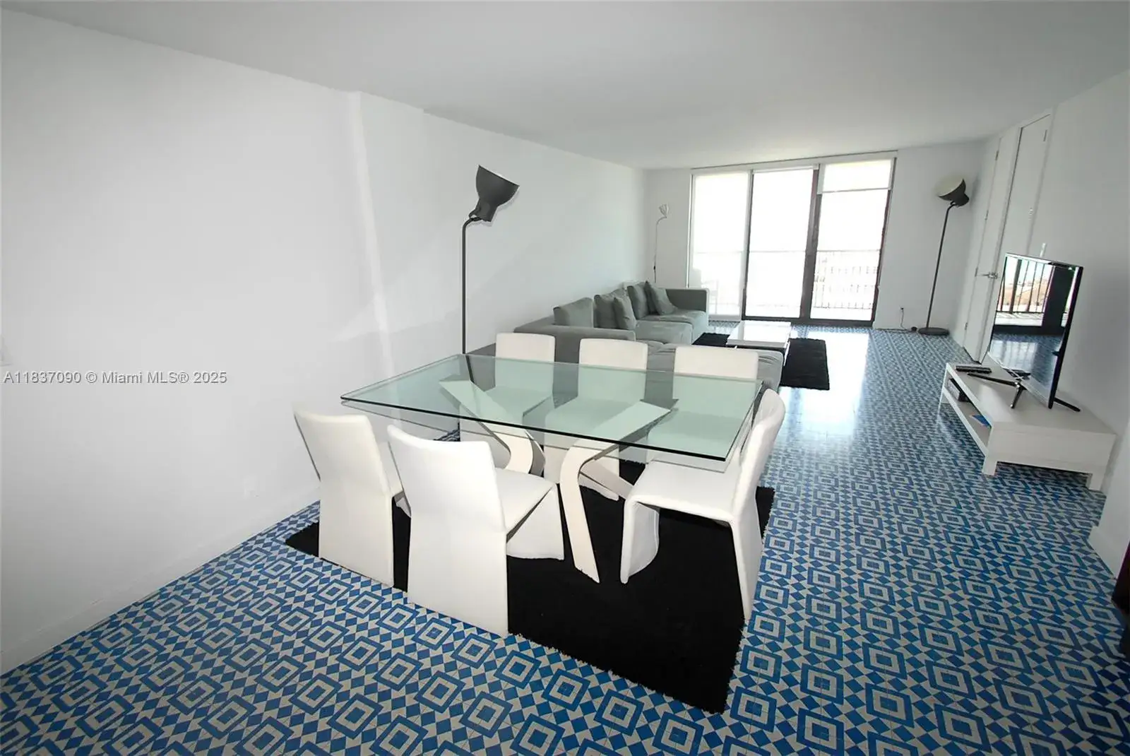 2 bedroom 2 bath Residential Lease for rent at 1800 Collins Ave # 18F, Miami Beach FL 33139