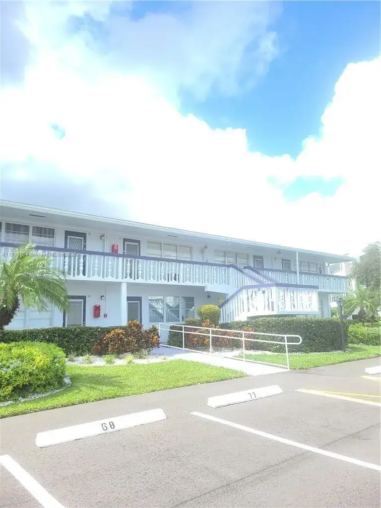 1 bedroom 1 bath Residential for sale at 82 Oakridge G # 82, Deerfield Beach FL 33442