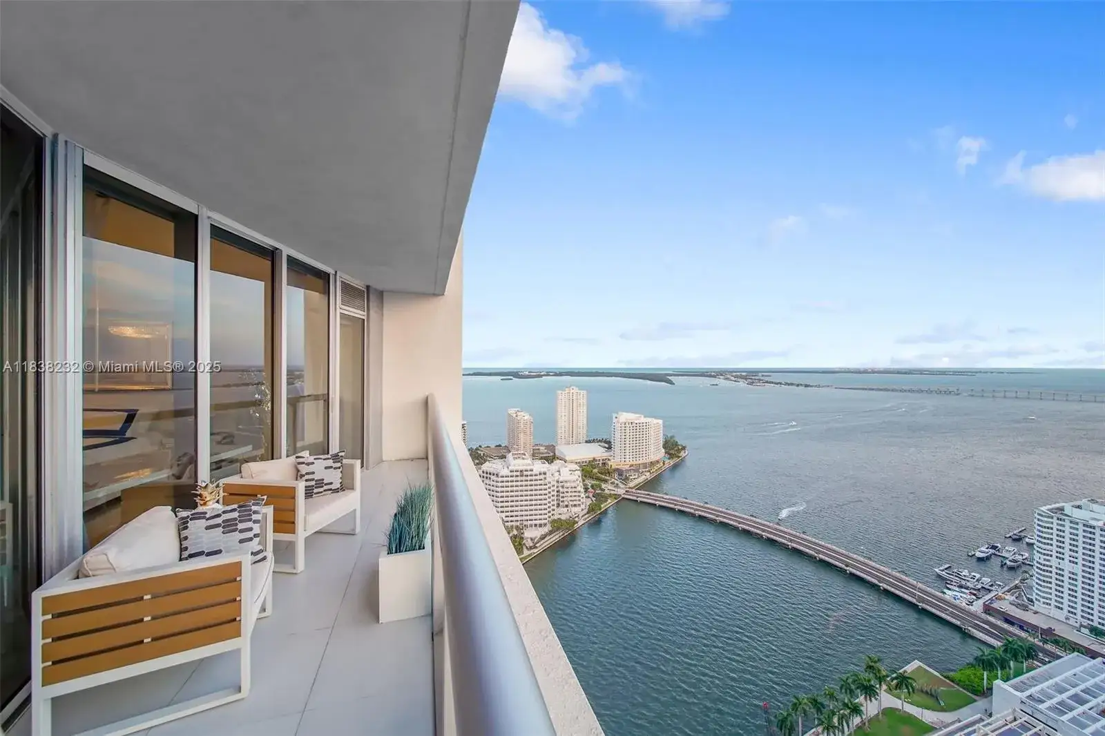 1 bedroom 1 bath Residential Lease for rent at 495 Brickell Ave # 4209, Miami FL 33131