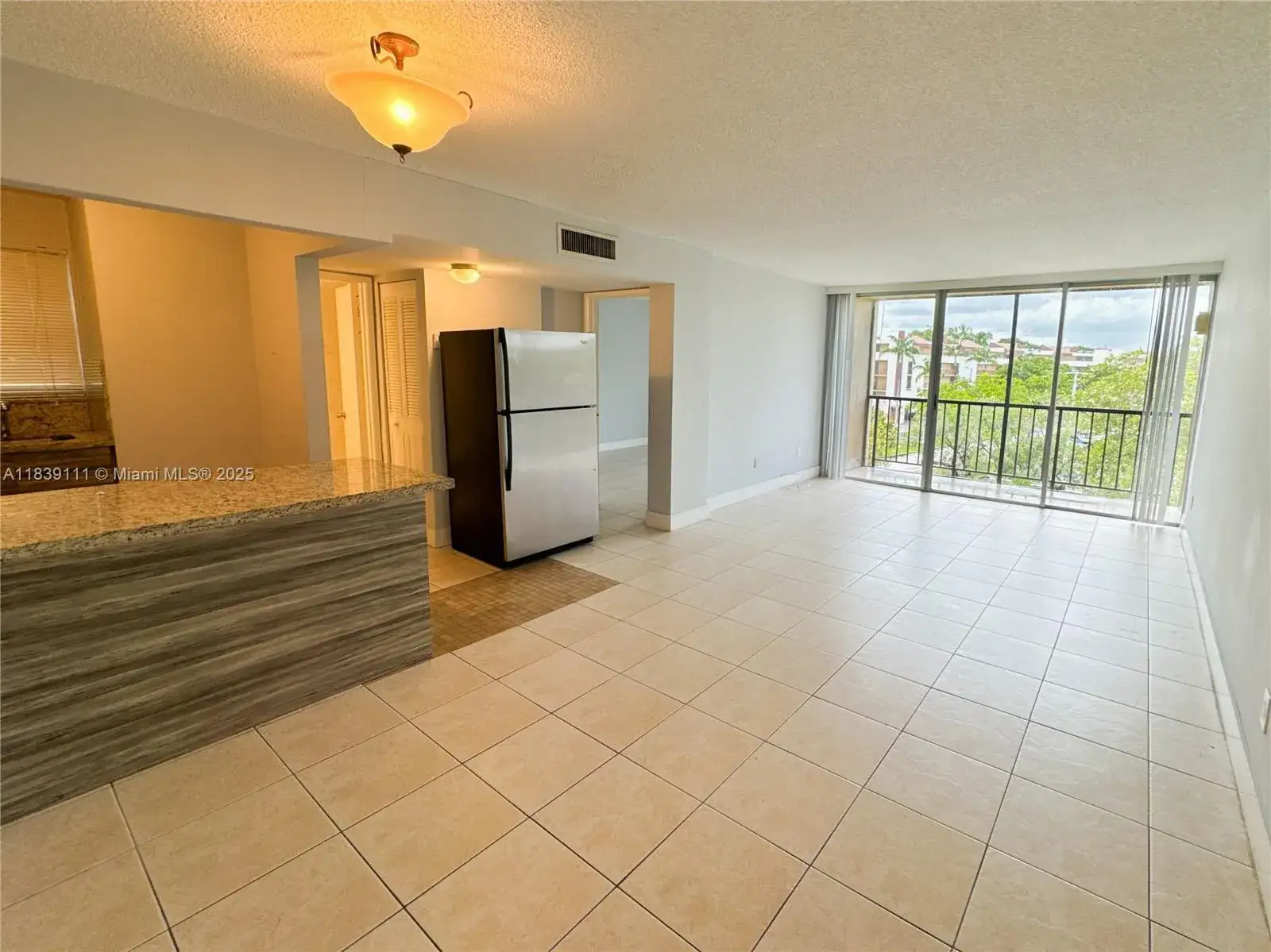 1 bedroom 1 bath Residential for sale at 8840 Fontainebleau Blvd # 402, Miami FL 33172
