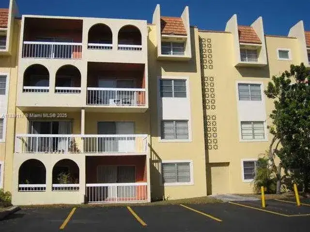 1 bedroom 1 bath Residential Lease for rent at 7865 CAMINO REAL # 420, Miami FL 33143