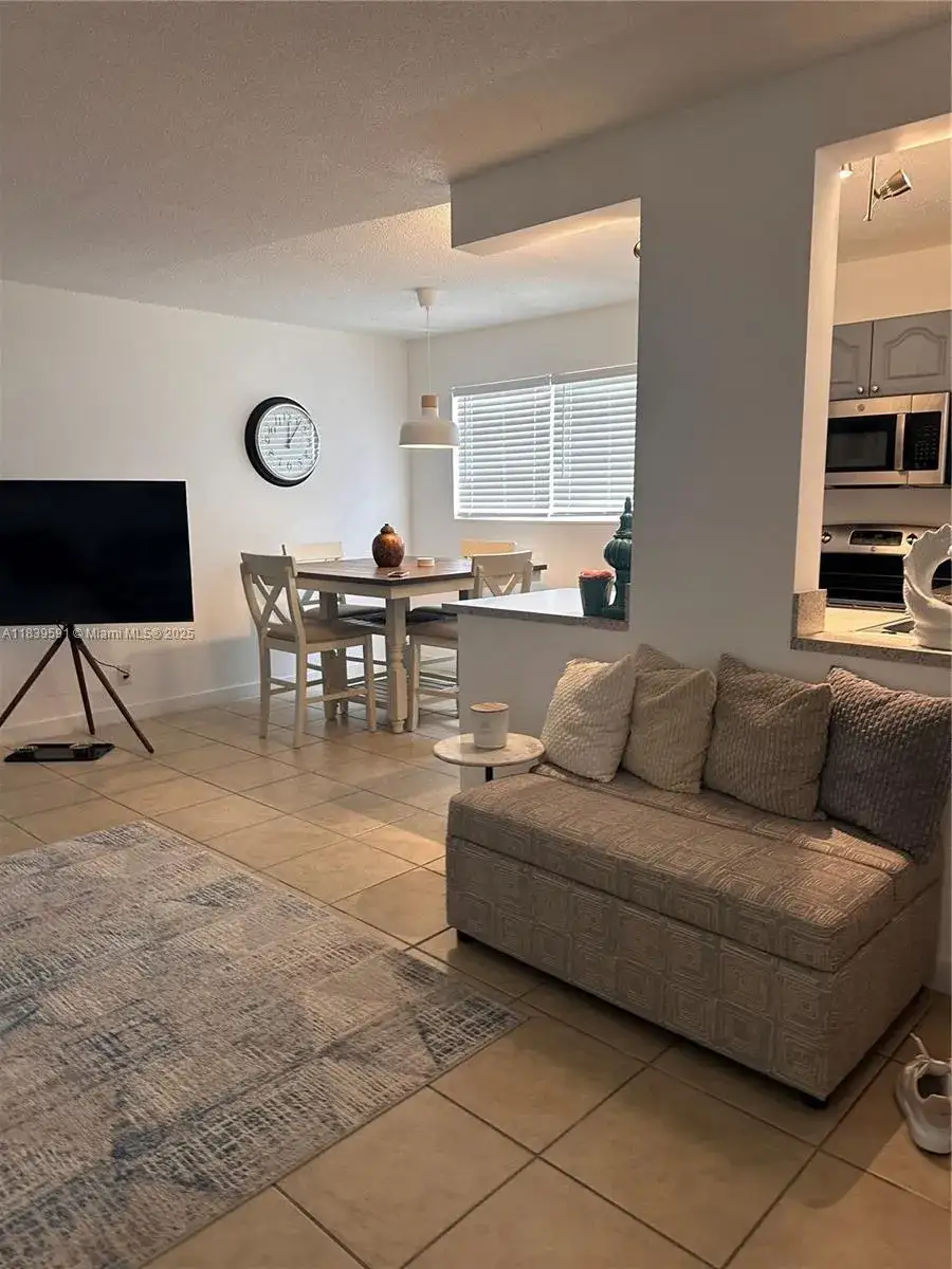 1 bedroom 1 bath Residential Lease for rent at 1100 NE 1st Ct # 103, Hallandale Beach FL 33009