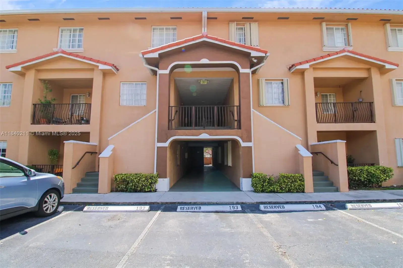 3 bedroom 2 bath Residential for sale at 17425 NW 75th Pl # 105, Hialeah FL 33015