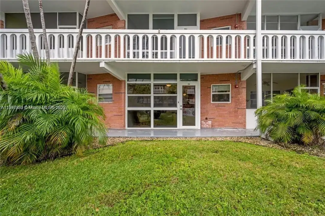 1 bedroom 1 bath Residential Lease for rent at 141 NE 10th Ave # 20A, Hallandale Beach FL 33009