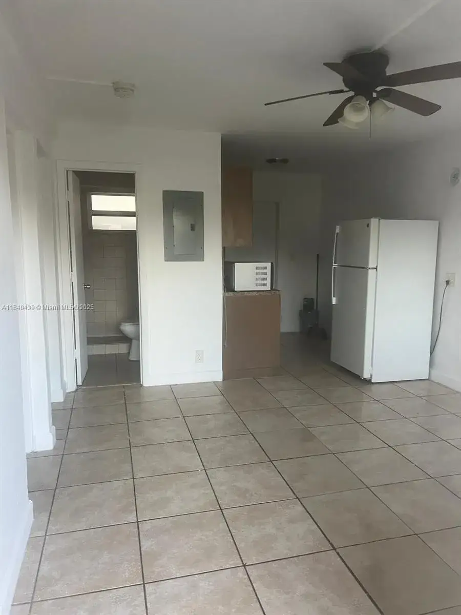 2 bedroom 1 bath Residential Lease for rent at 1124 NW 2nd St # 2, Fort Lauderdale FL 33311