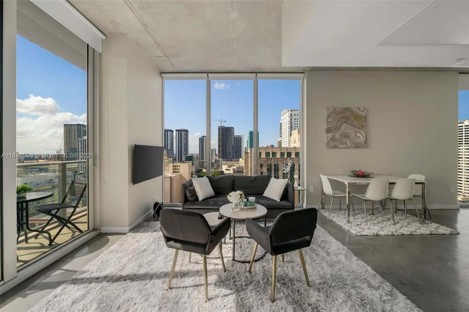 1 bedroom 1 bath Residential Lease for rent at 151 SE 1st St # 2110, Miami FL 33131