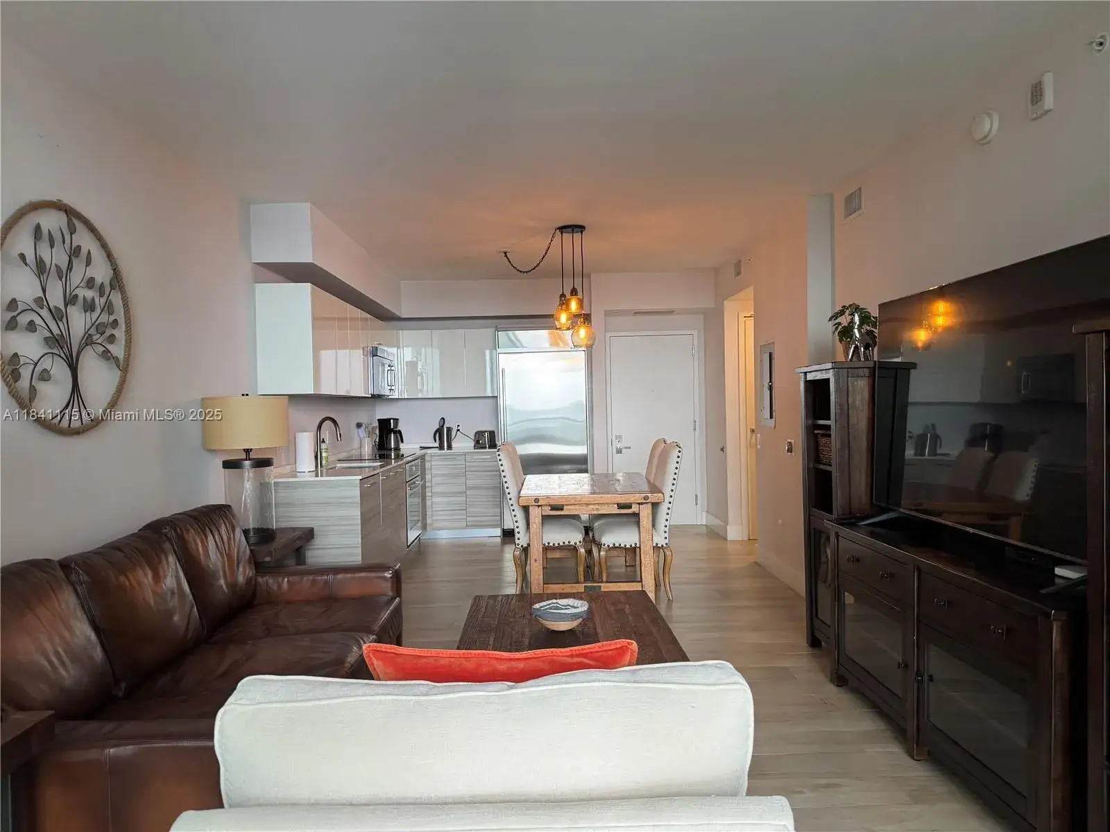 1 bedroom 1 bath Residential for sale at 1300 Brickell Bay Dr # 1808, Miami FL 33131