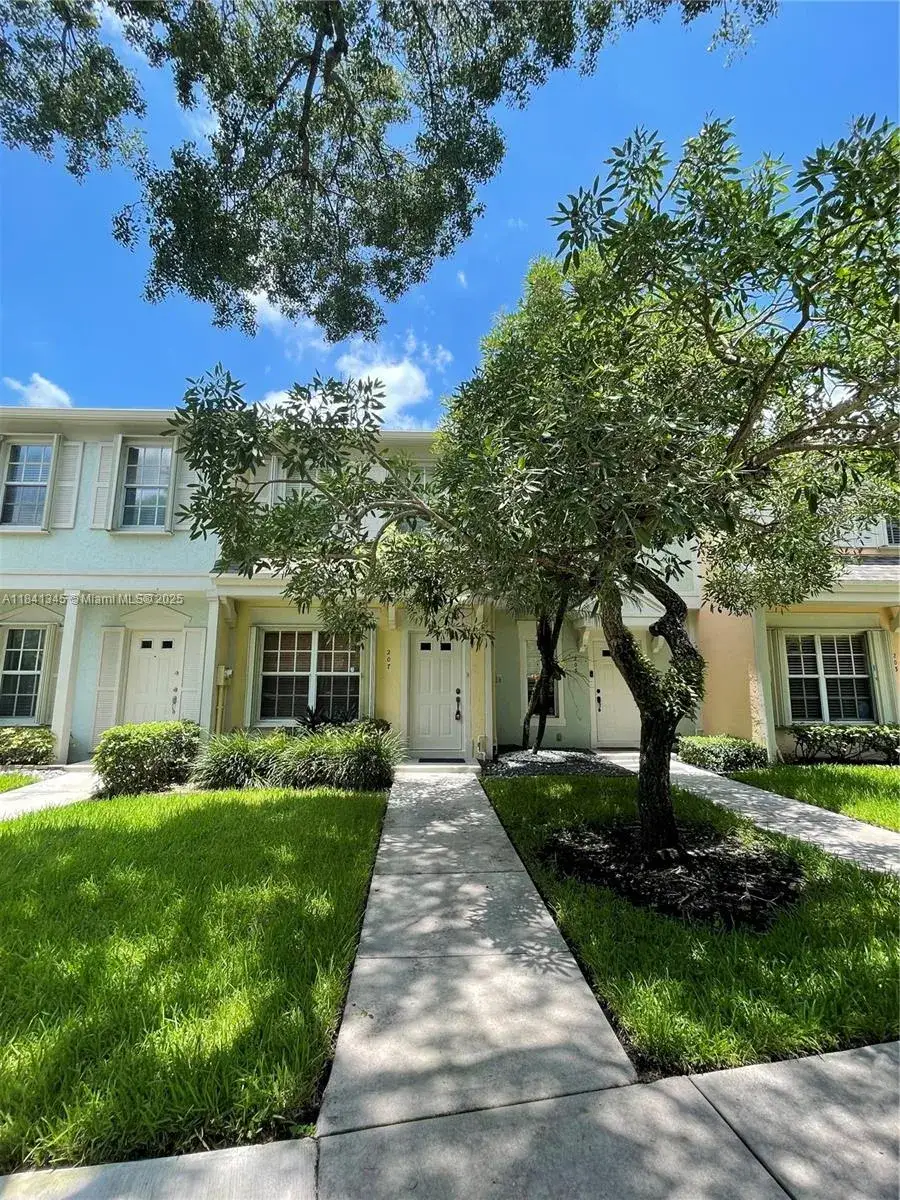 2 bedroom 1 bath Residential Lease for rent at 207 Mallory Ct, Weston FL 33326