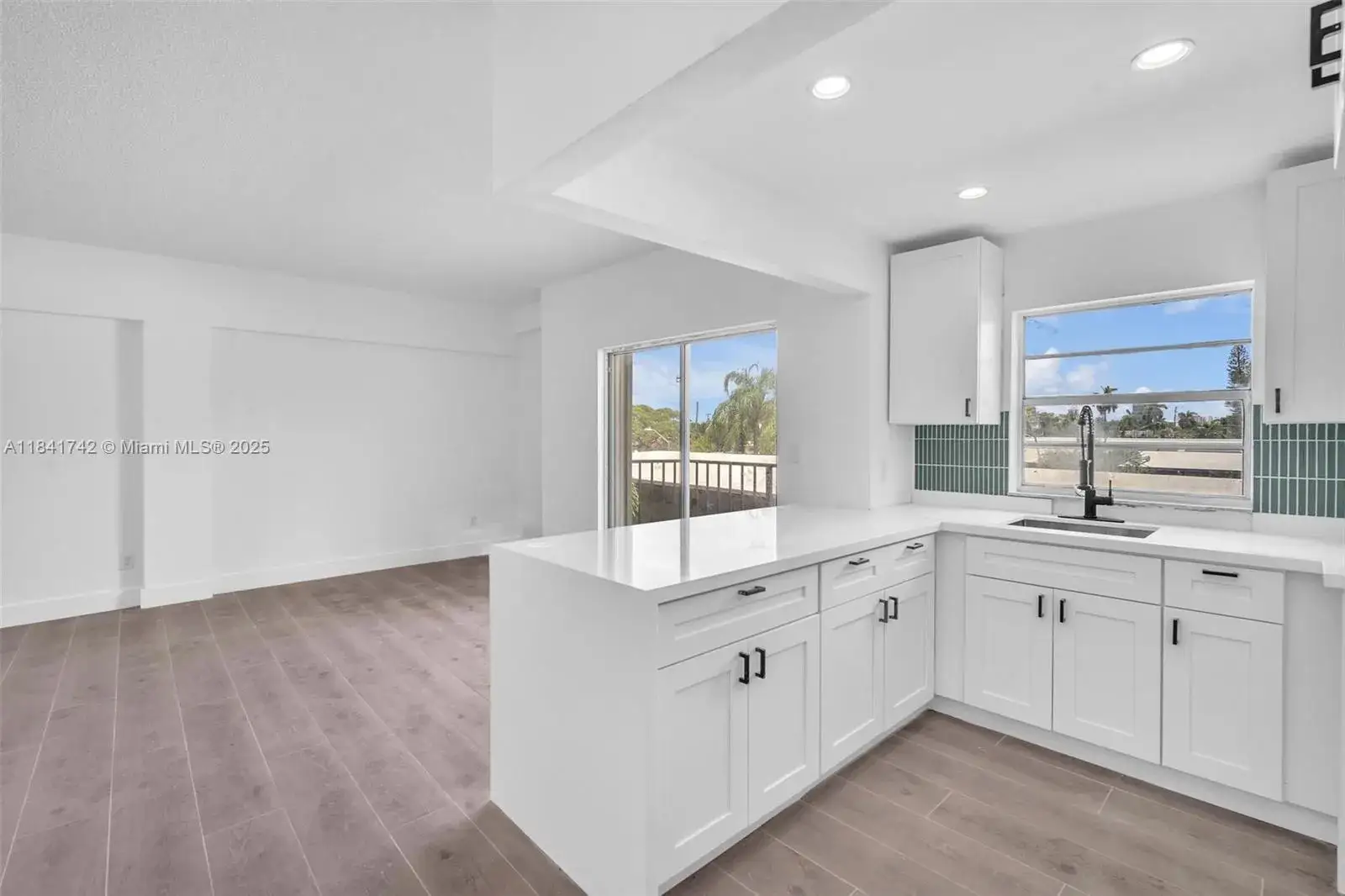 1 bedroom 1 bath Residential Lease for rent at 1960 Marseille Dr # 304, Miami Beach FL 33141