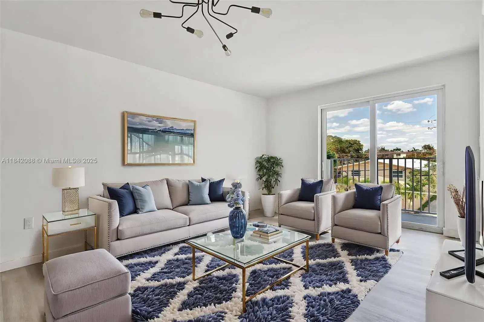 2 bedroom 1 bath Residential Lease for rent at 620 SW 10th St # 302, Miami FL 33130