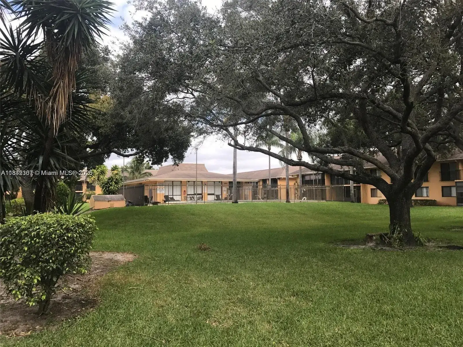 1 bedroom 1 bath Residential for sale at 5831 Washington St # 45, Hollywood FL 33023