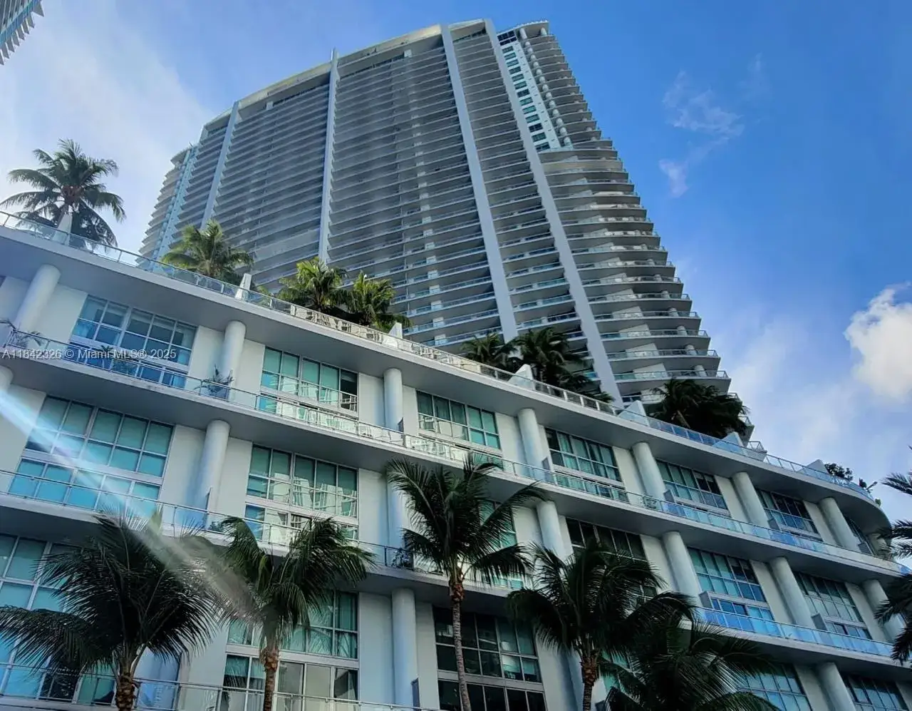 1 bedroom 1 bath Residential Lease for rent at 90 SW 3rd St # 2012, Miami FL 33130